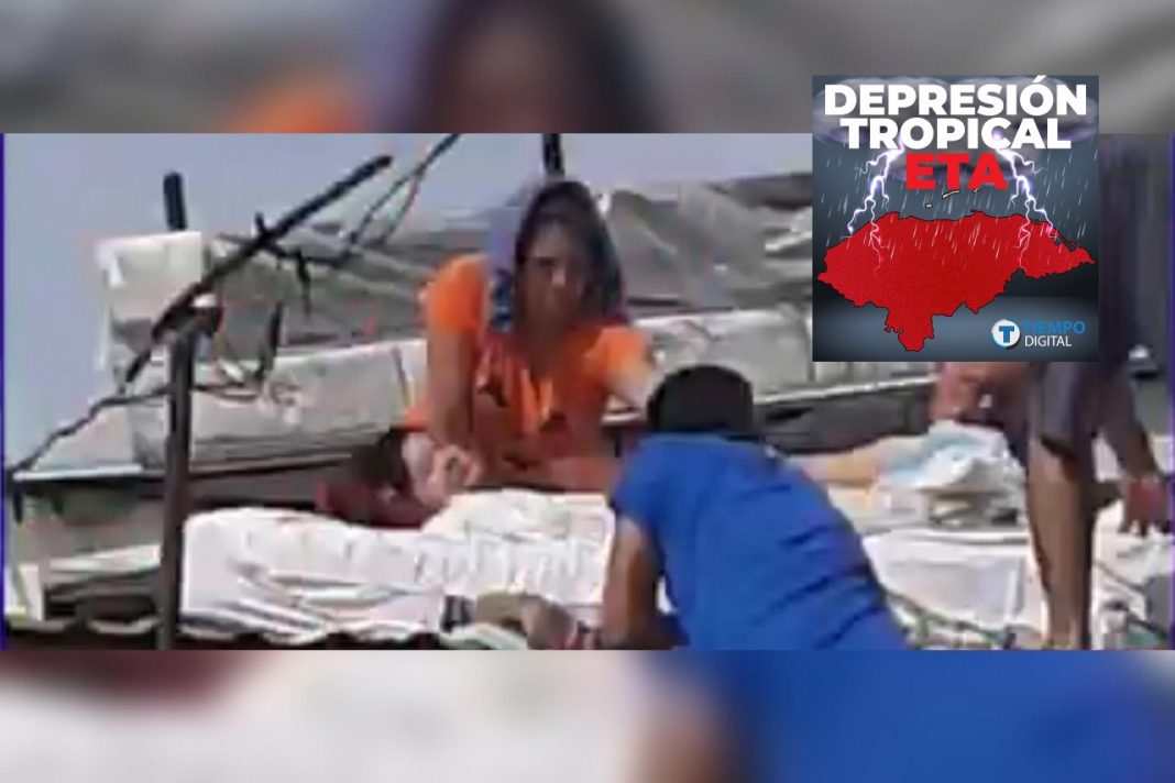 Mujer agoniza en techo