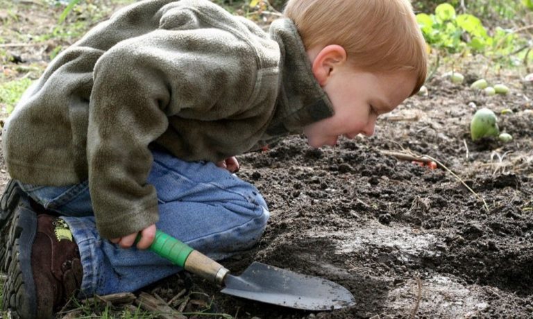 niños que juegan con tierra