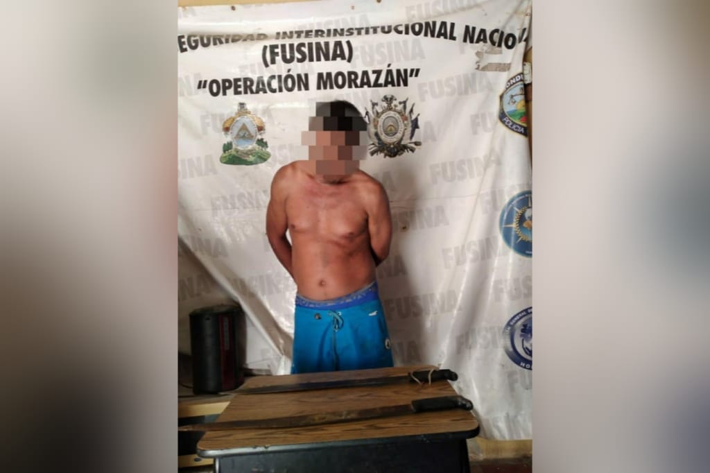 Hombre ataca a machetazos madre