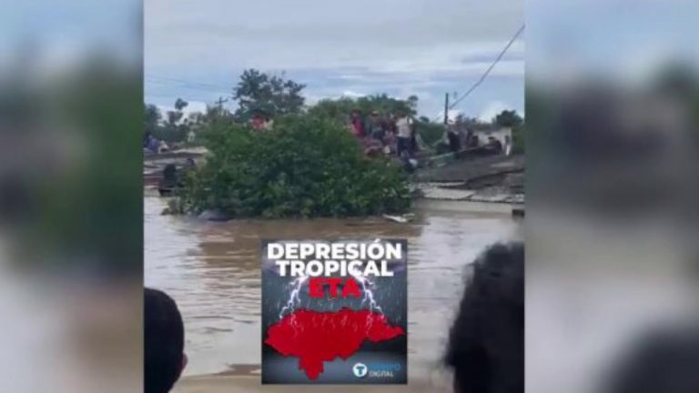 «Me quiero morir»: madre logra salir; hijos quedan atrapados en inundación