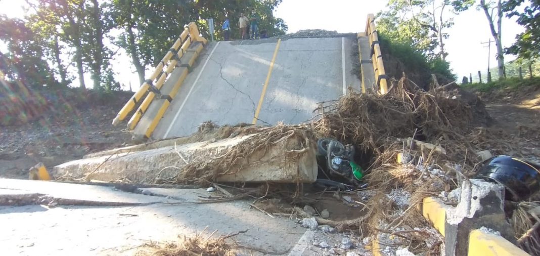 accidente en puente destruido por Eta