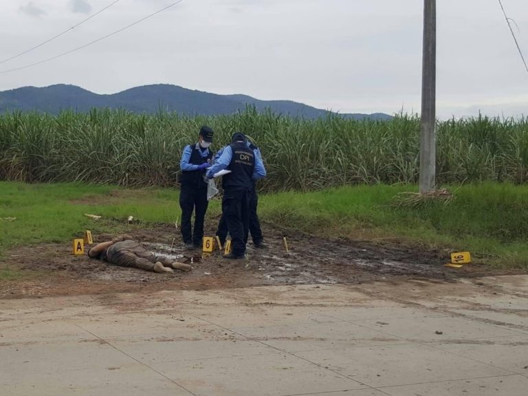 Maniatados y con signos de tortura: hallan dos cuerpos en cañeras de San Manuel