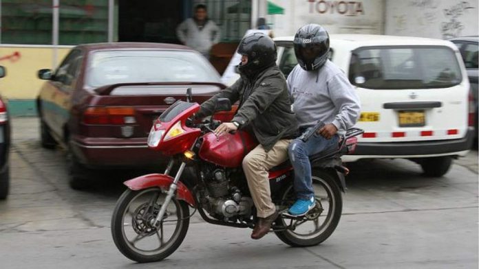 prohibición dos hombres en motocicleta