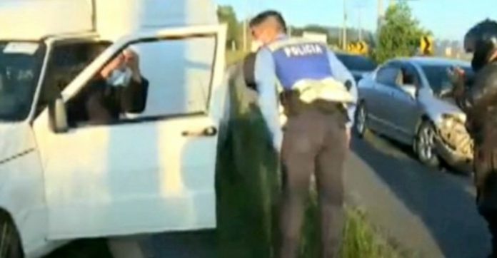 mujeres policías se estrellan camioncito mujeres policías se estrellan camioncito