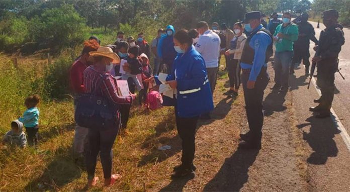 Policía retorna a migrantes caravana Policía retorna a migrantes caravana