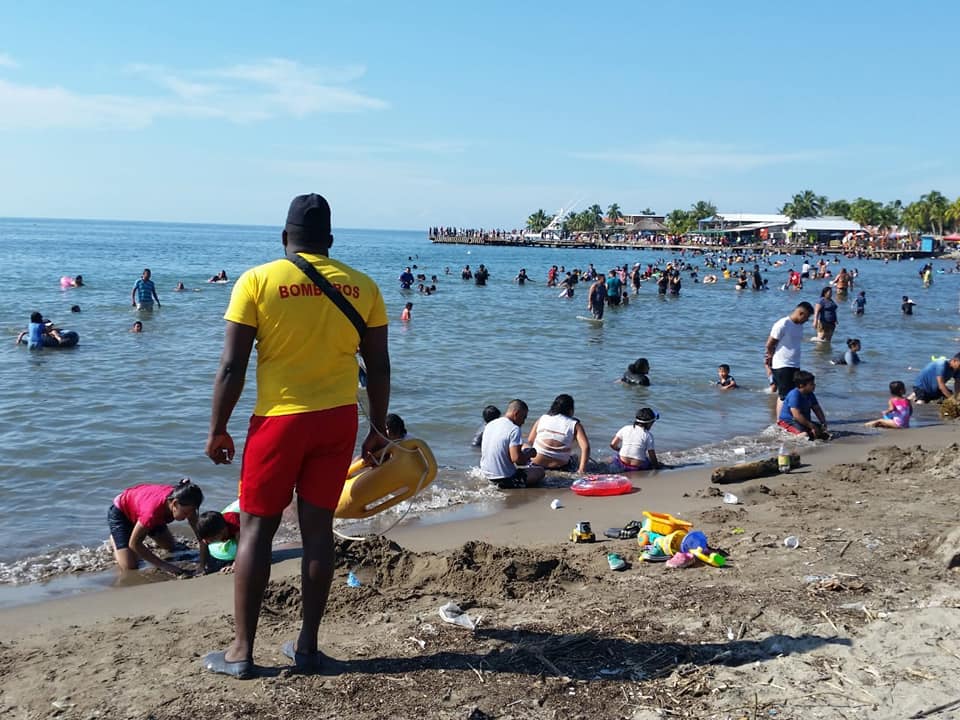 hondureños en playas de Puerto Cortés 