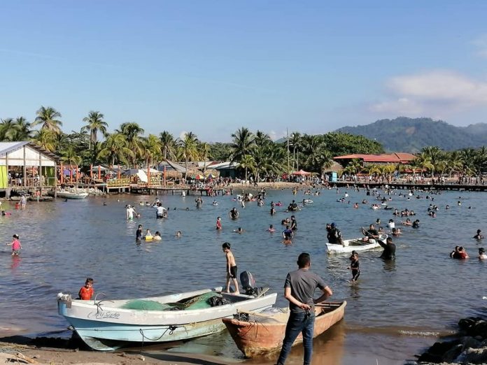 hondureños en playas de Puerto Cortés