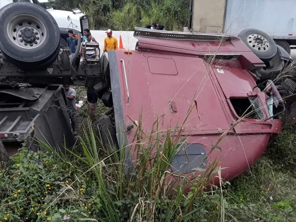 Rastra se accidenta en carretera CA-4