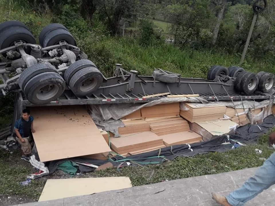 Rastra se accidenta en carretera CA-4