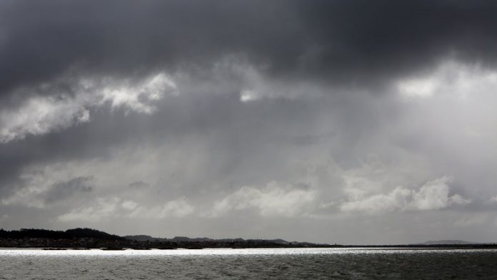 Por qué nubes lluvia color gris