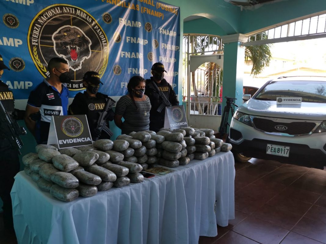 pareja en La Ceiba con marihuana