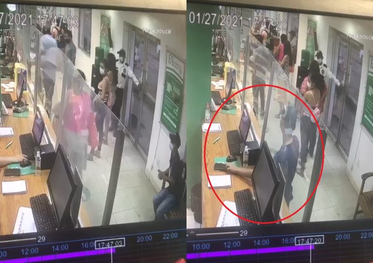 jóvenes roban celular en farmacia
