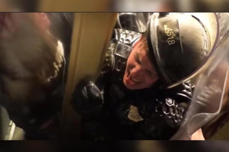 Sufrimiento de policía en Capitolio