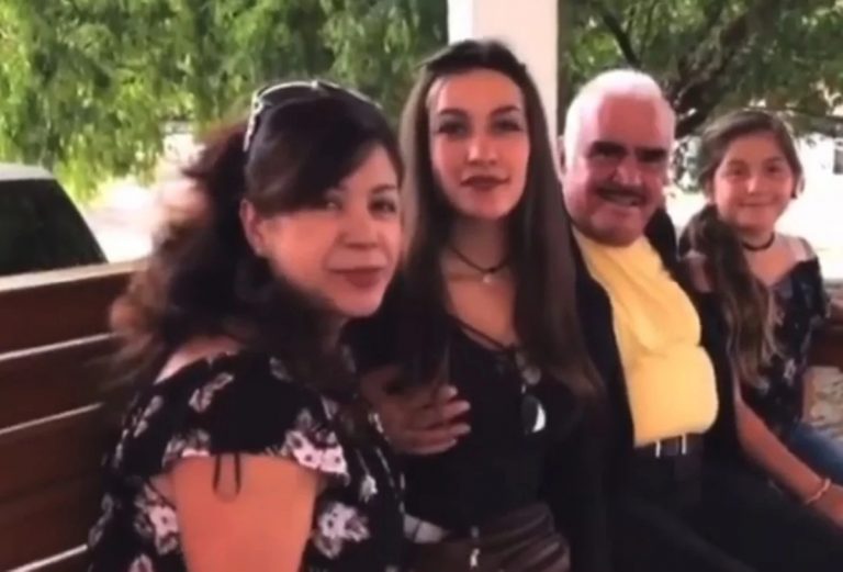 Vicente Fernández tocó un seno