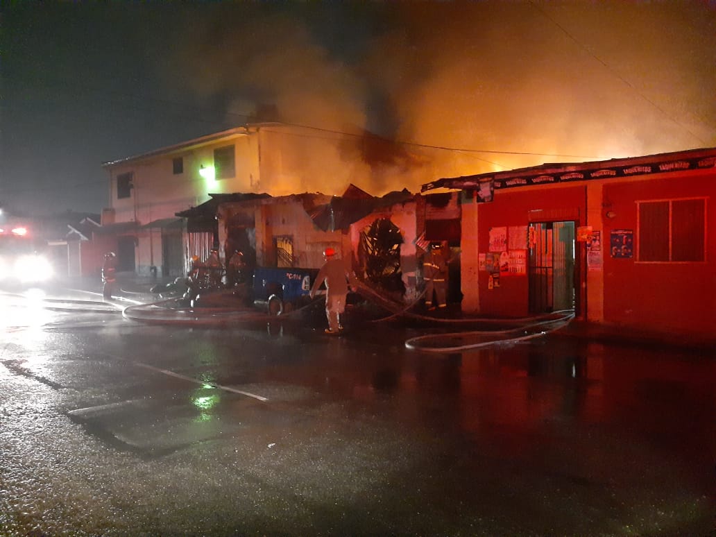 incendio en negocio de venta de repuestos