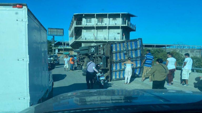 camión vuelca congestionamiento