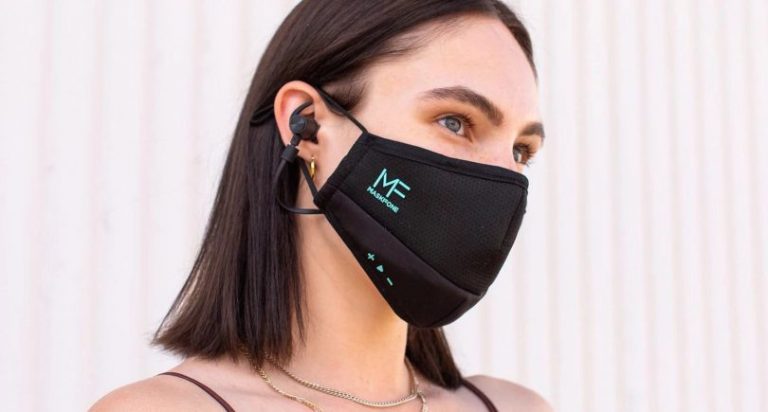 mascarilla y auriculares