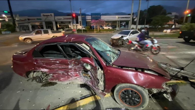 SPS| Conductor cruza en rojo y choca con turismo en bulevar del Sur