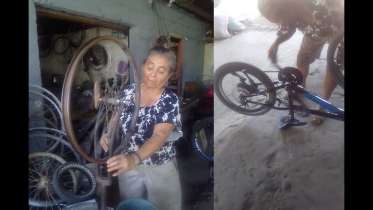 Doña Yolanda, la hondureña de 77 años que repara bicicletas y sorprende a sus clientes