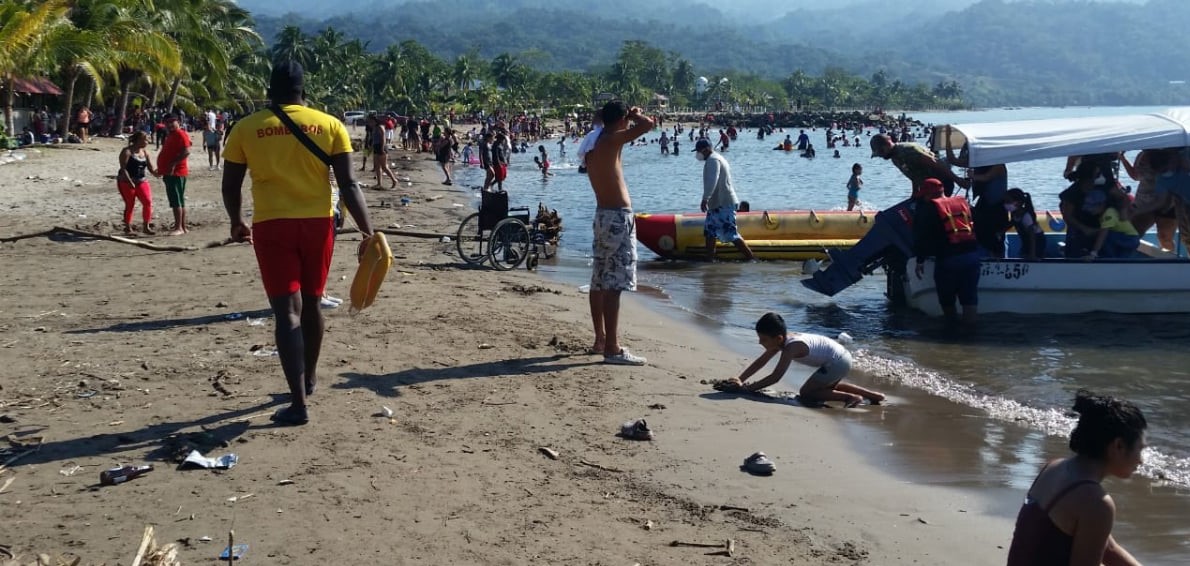 hondureños en playas de Puerto Cortés