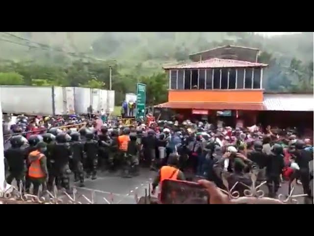 VÍDEO| Segundo grupo de migrantes «rompe» barricada y entra a Guatemala