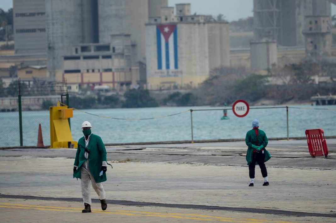 Cuba pondrá vacuna a turistas.