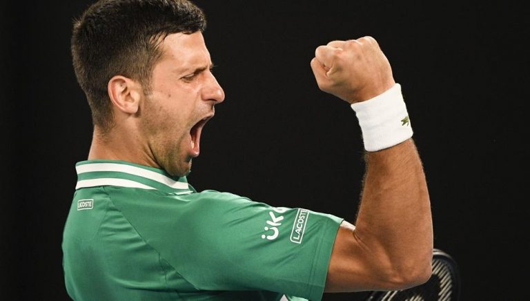Con lesión incluida Novak Djokovic hace historia en el Australian Open