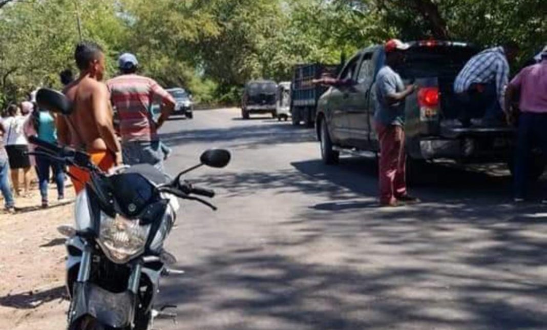 Mujeres se estrellan en poste amapala