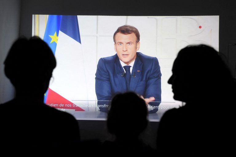 Francia aumenta restricciones por COVID