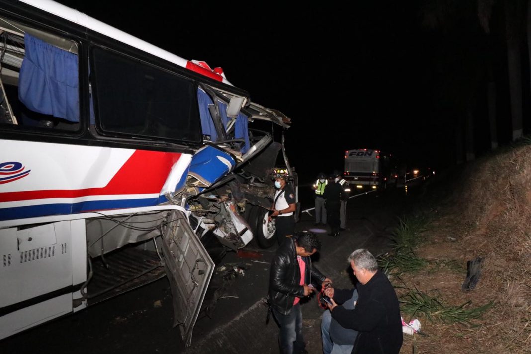 bus y rastra chocan en Guatemala