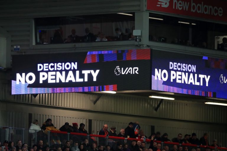 La Premier League pedirá propuestas a sus clubs para mejorar el VAR