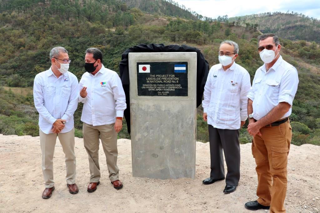 Inauguran carretera hacia oriente