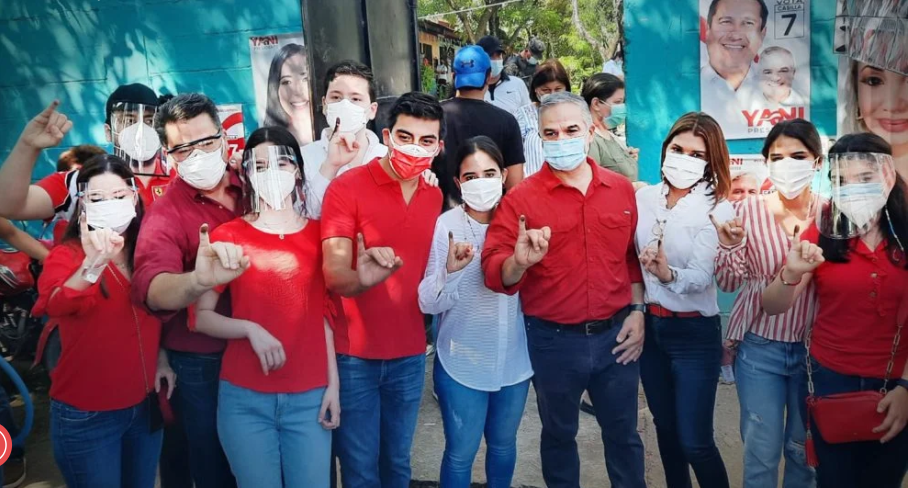 Yani Rosenthal llegó a votar con su esposa, hijas, sobrinos y hermanos. Fueron recibidos por mariachis.