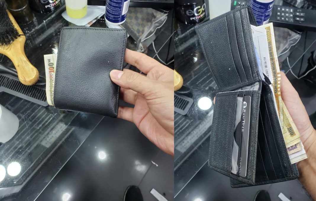 joven encuentra cartera con dinero en SPS