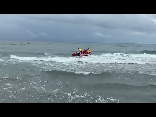 Omoa: bomberos se lanzan al mar y salvan dos niños que se ahogaban