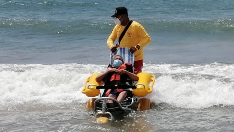 Bomberos ayudan hombre mar