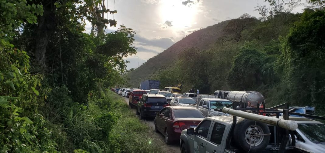 Tráfico en carretera hacia Occidente