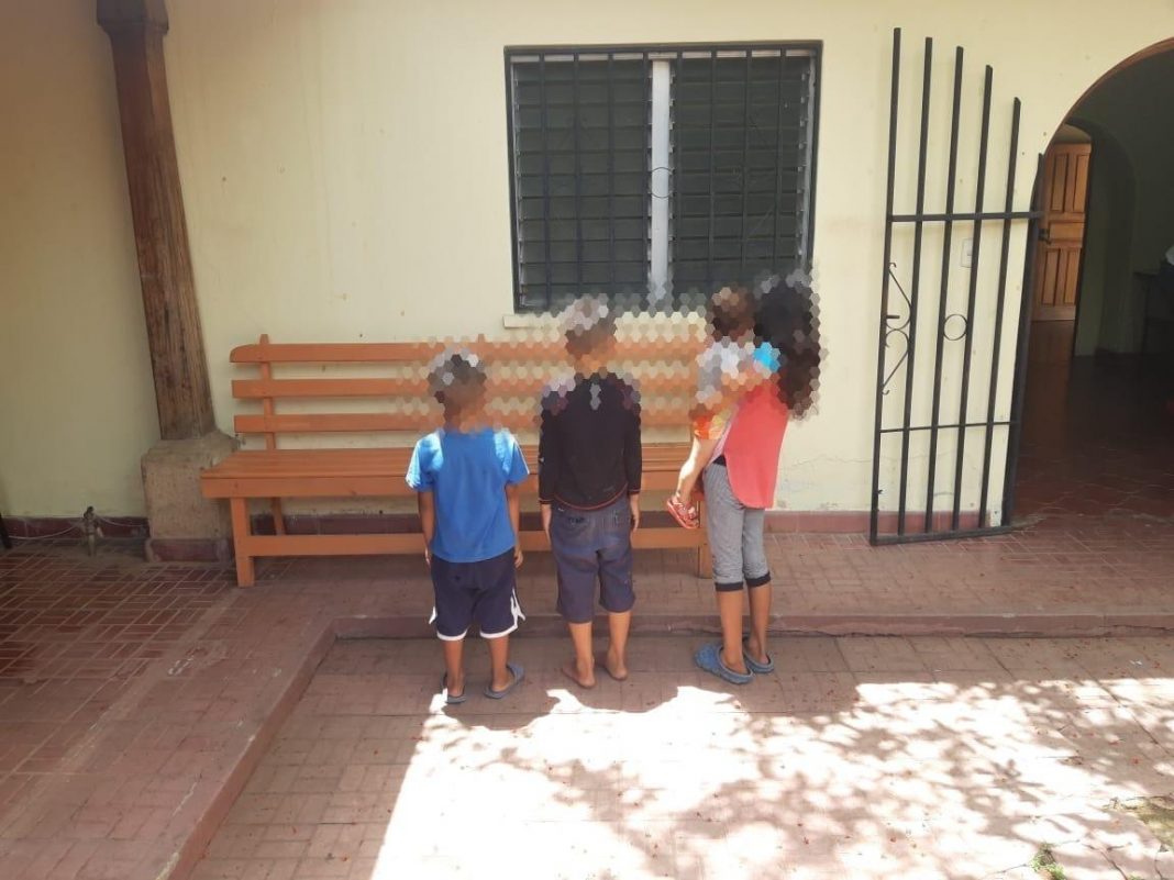 Recuperan a bebe tres hermanos