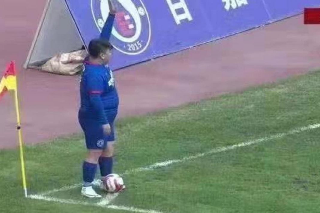 El heredero de He Shihua se dio el lujo de saltar al campo de juego y ejecutar cada balón parado que tuvo su equipo