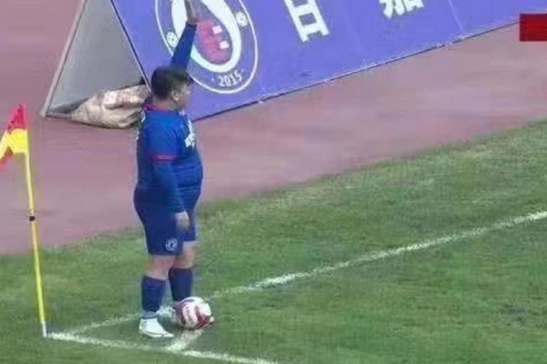 El heredero de He Shihua se dio el lujo de saltar al campo de juego y ejecutar cada balón parado que tuvo su equipo