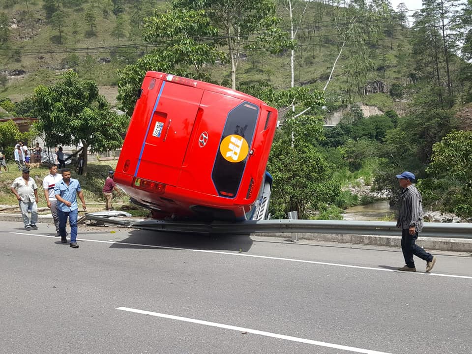 Bus se vuelca cuesta de la virgen