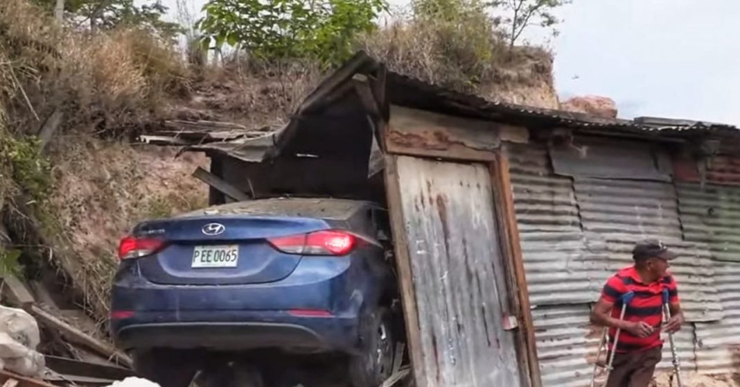 Mateo carro atraviesa casa