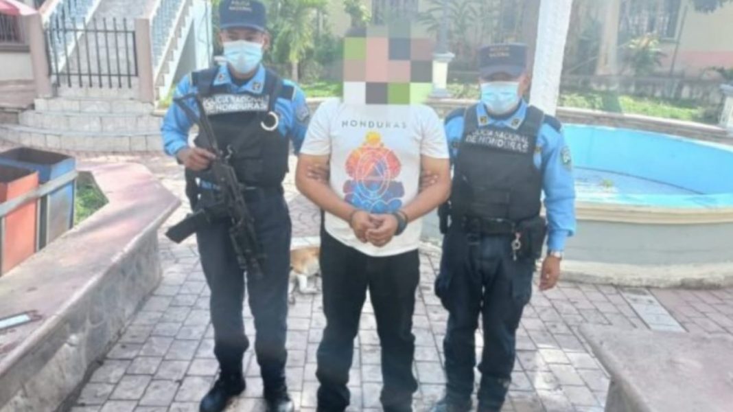 Hombre asfixia defensora pública