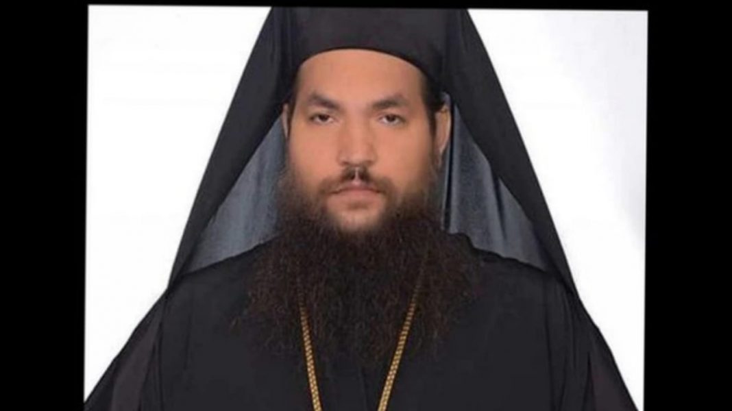 sacerdote arrojó ácido obispos