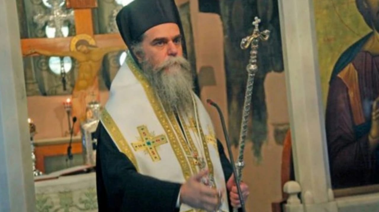 sacerdote arrojó ácido obispos