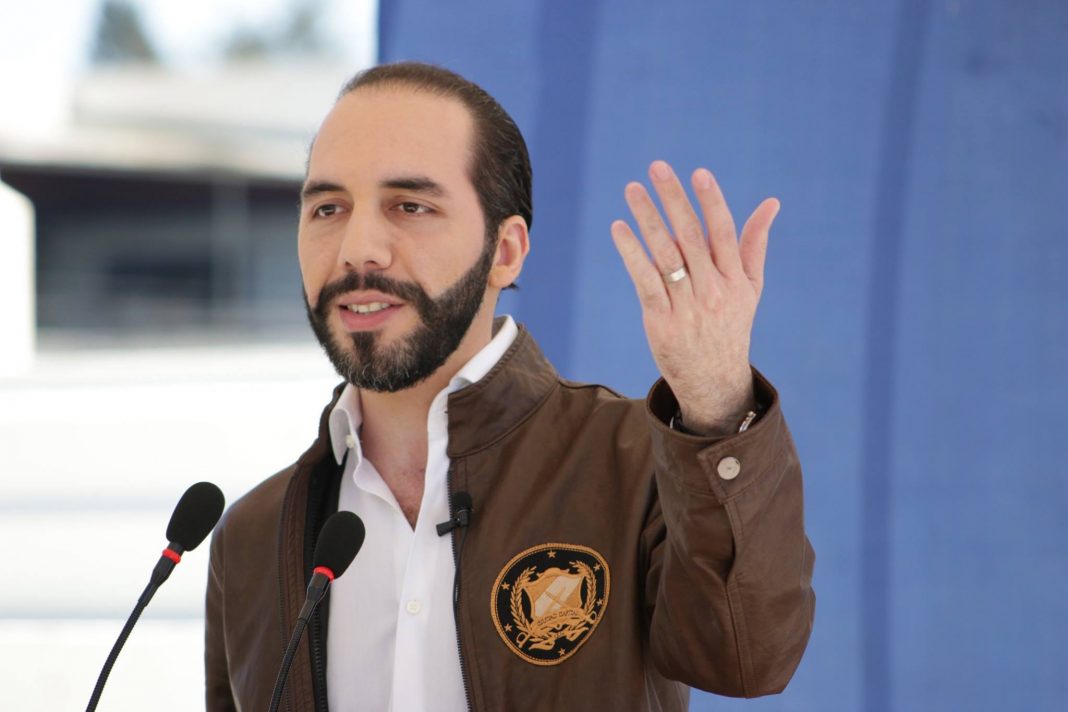 moción para condecorar a Nayib Bukele