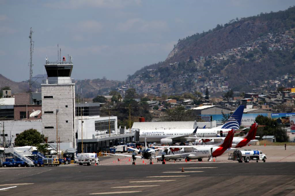 Falta de pago paralizarán aeropuertos