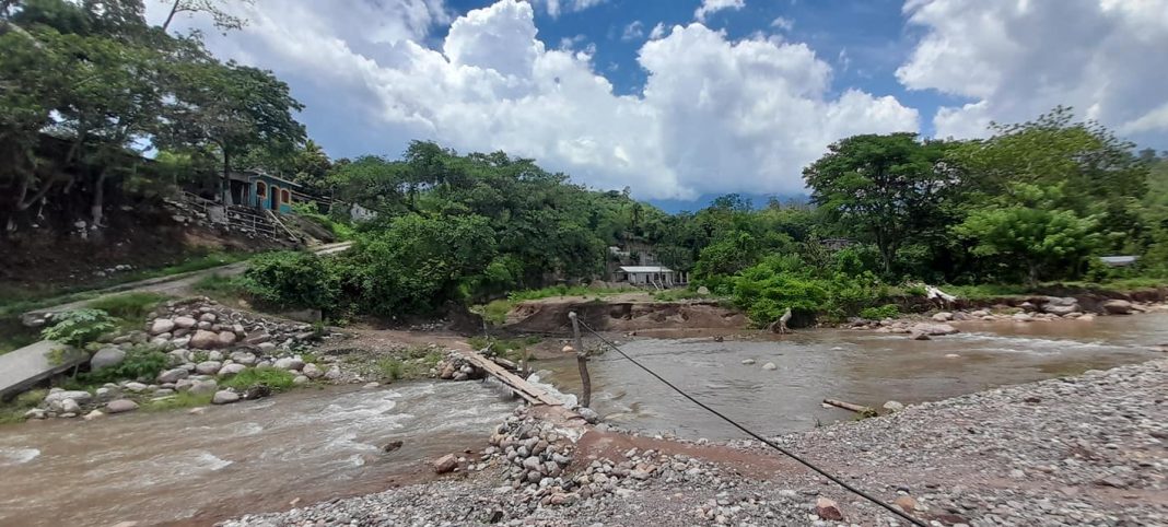 barrios Santa Bárbara improvisado puente