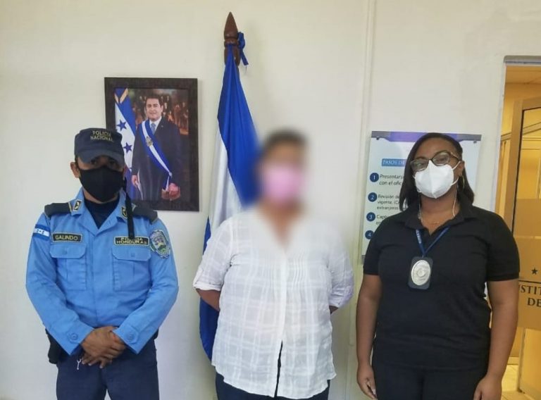 detienen norteamericana ilegal Roatán