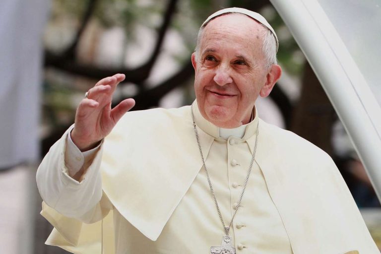 El Papa será operado.